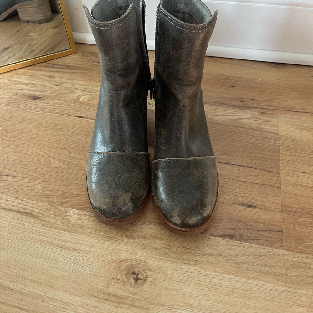 Sorel Women's Ankle Boots in Distressed Gray